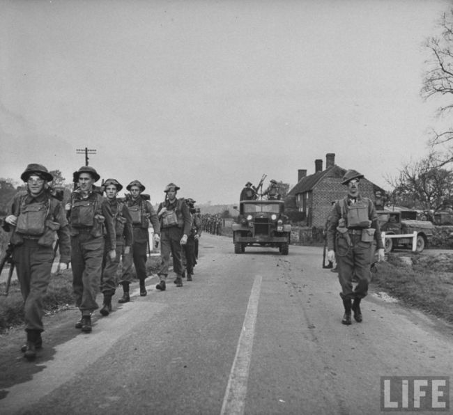 Soldiers_marching_along_road