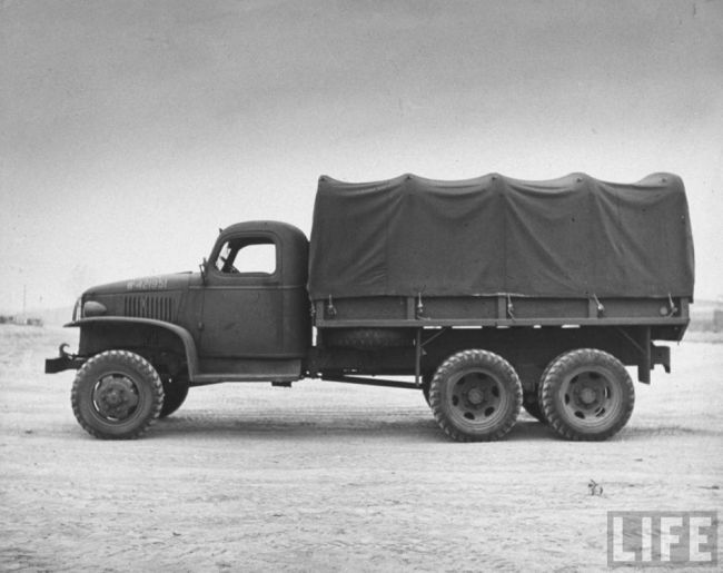 91e4f35360f7d1b3_large_Side_view_of_six-wheel_drive_cargo_truck_1942