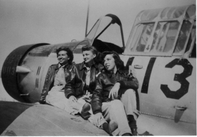 1944_thelma_miller_on_T-6_Texan_wing