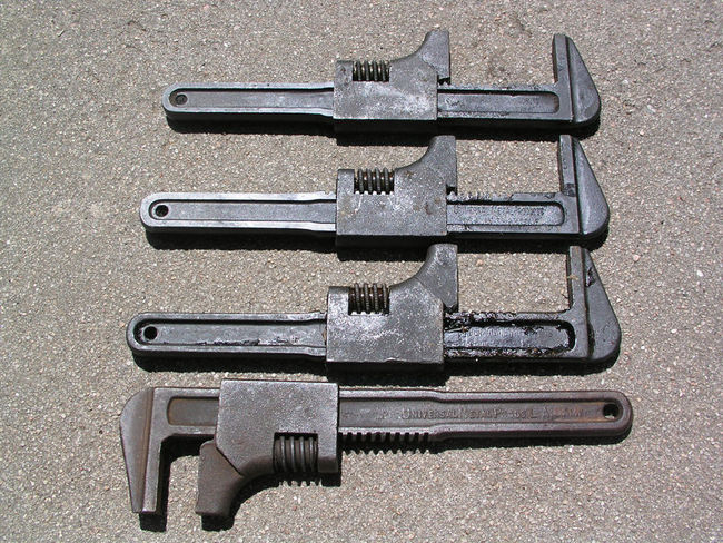 4_Universal_auto_wrenches_back