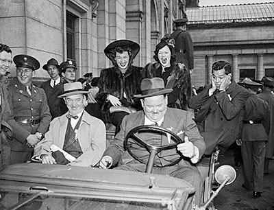 stan-ollie_in_jeep