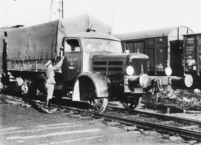 005_Duitse_Magirus_rangeer_vrachtwagenlocomotief_van_de_Reichsbahn_Mei_1940