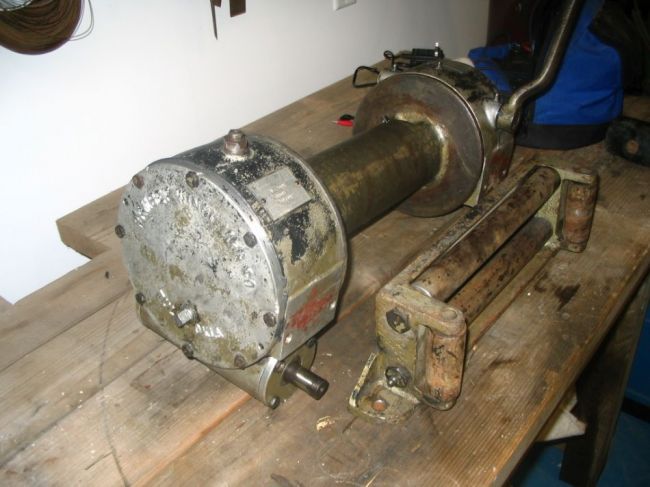 Winch_and_fairlead_side