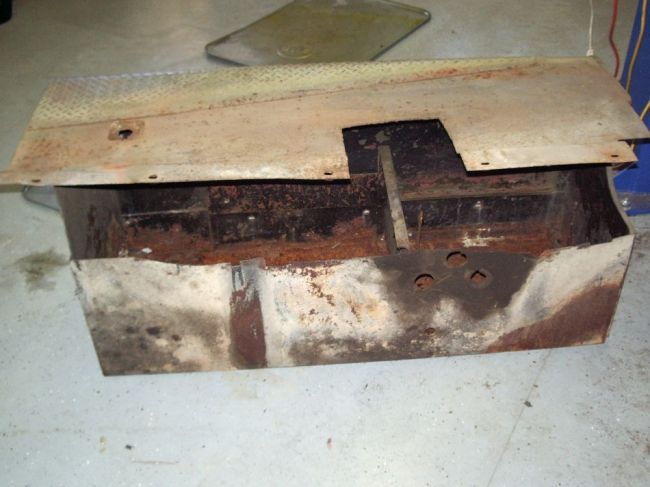 Diamond_T_battery_box_017