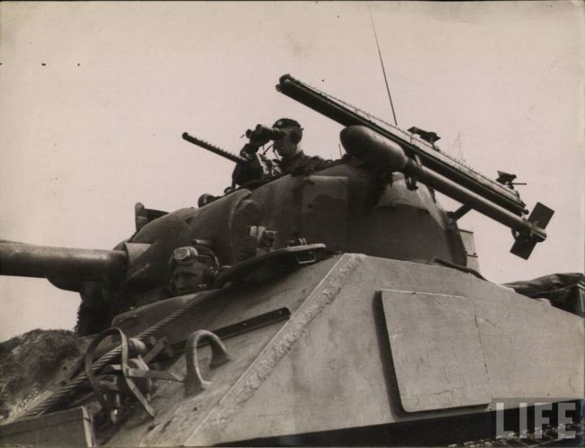 c419_Sherman_with_rocket