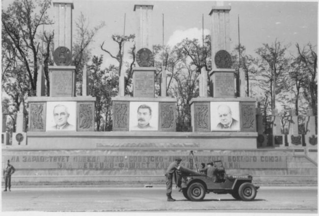 Three_Leaders_Berlin