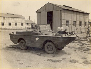 702561