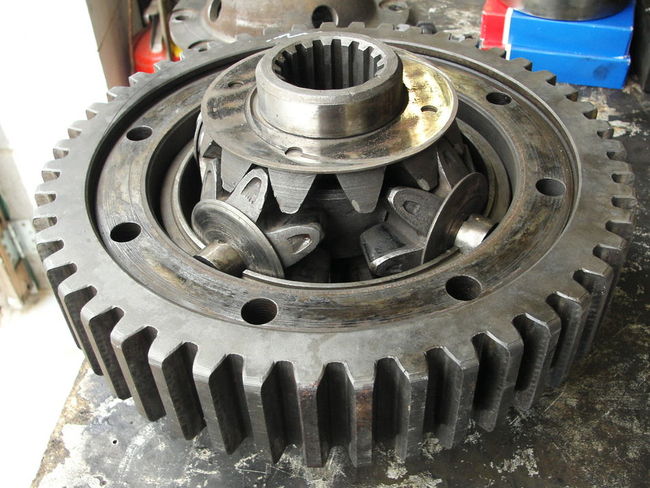 Diff_gears_in_carrier_inc_side_gear