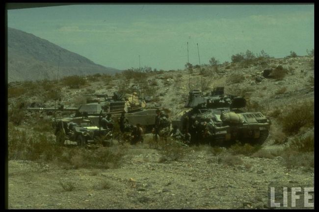Usaf Weaponry US Army FAC (First Armored Cavalry) troops, 1 scanning w. bin