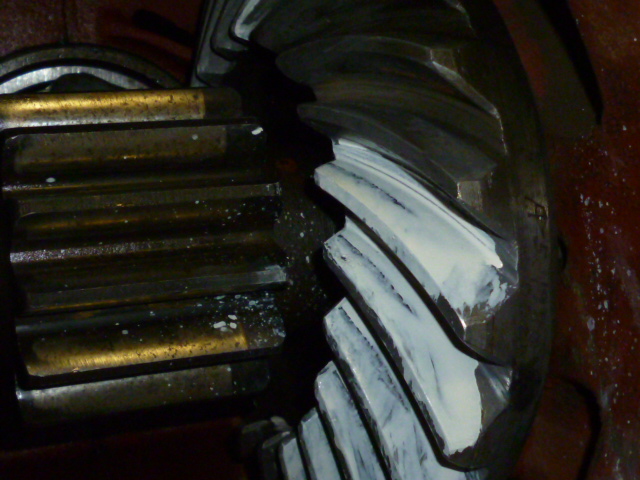 969_Front_diff_setting_up_crownwheel_pinion