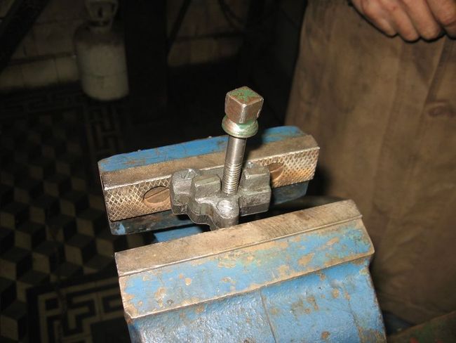 Lathe saddle