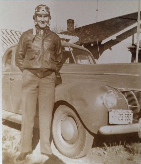Bert_Shope_at_Car_01