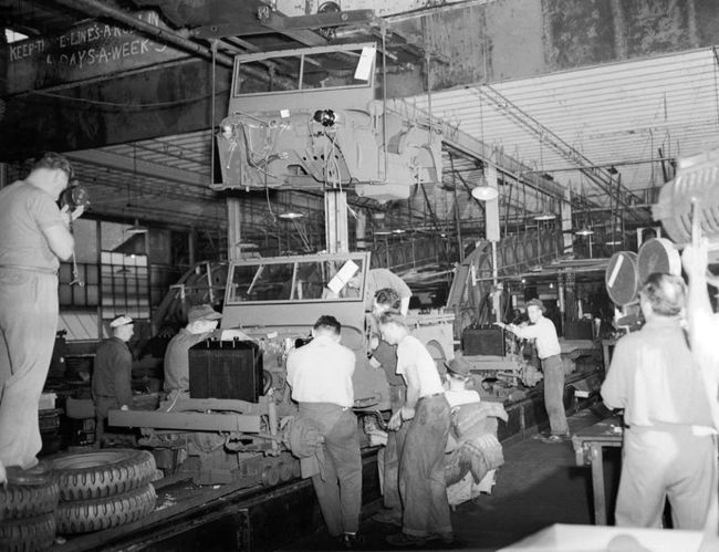 Willys_Assembly_Line_June_1942