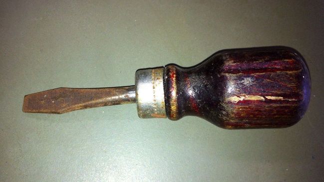 Wood handled stubby screwdriver