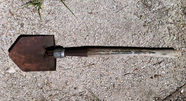 Entrenching tool
