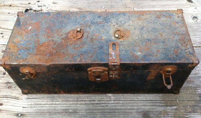 Dunlap box missing the handle