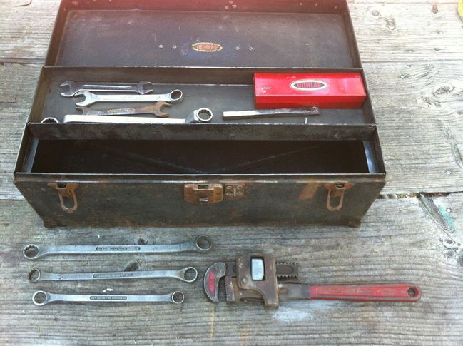 Dunlap box with pipe &amp; DBE wrenches