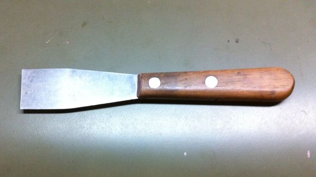 Putty knife for Ellie