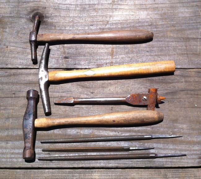 Tools set aside for Notlob
