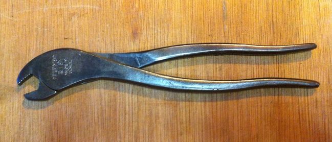 Plomb battery pliers