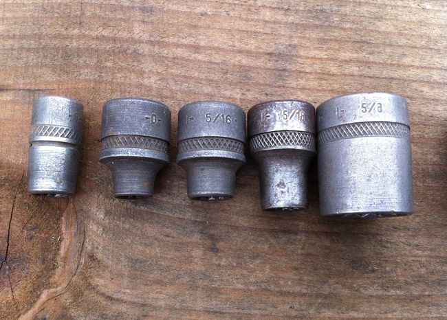 D-I sockets with cross knurling