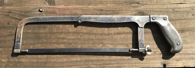 Crescent hacksaw