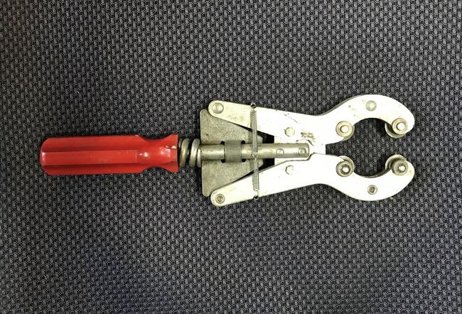 Exhaust tubing cutter