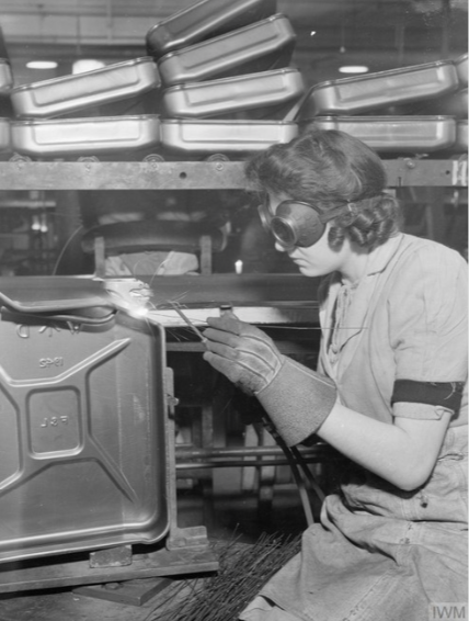 1942_jerrycan_being_made