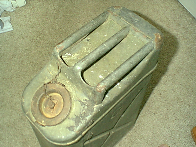Jeep_jerry_can_top_1