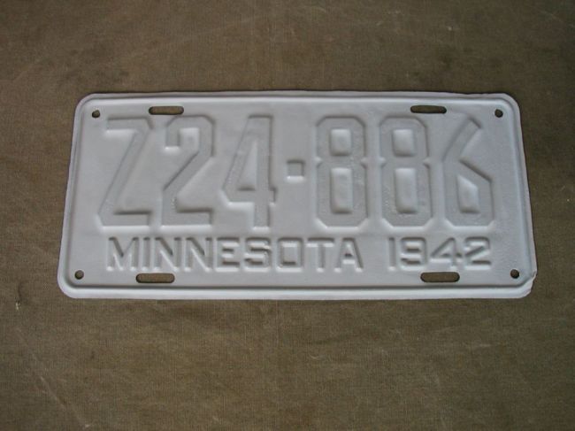 WW2 1942 Minnesota License Plate