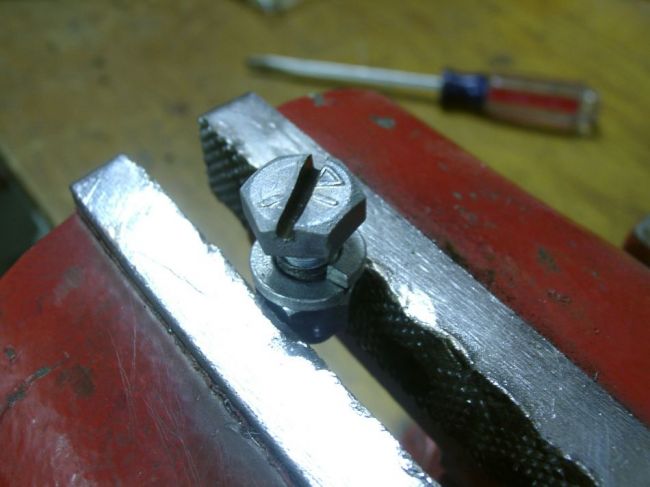 2005_08110006_gpw_fuel_pump_slot_bolt1