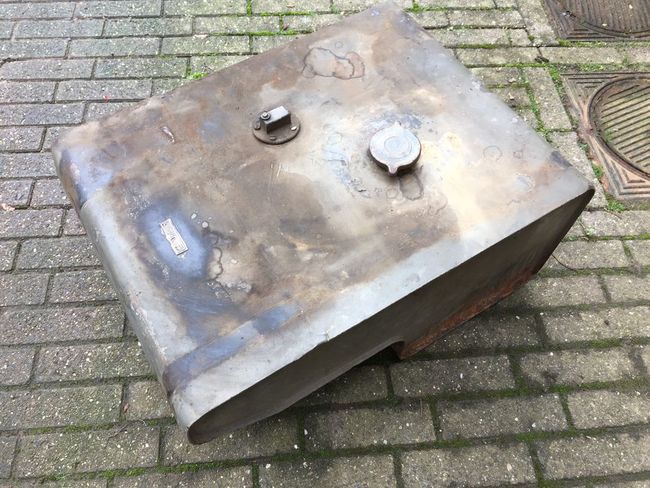 Gas tank