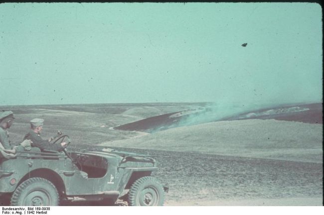 Bundesarchiv_Bild_169-0938_Russland_Jeep_vor_Steppenbrand