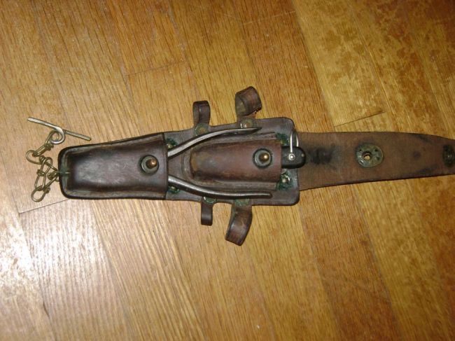 WWi lineman's pouch?
