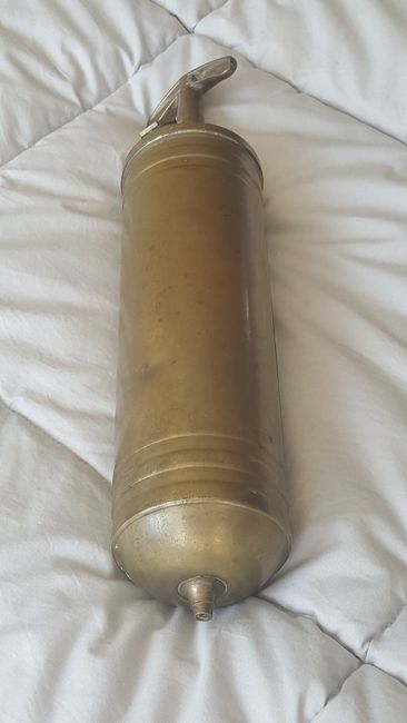 Fire_extinguisher_botton_rear