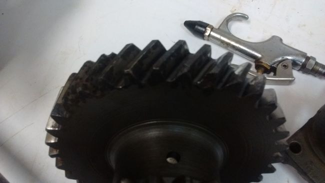 Intermediate gear with chips and pitting