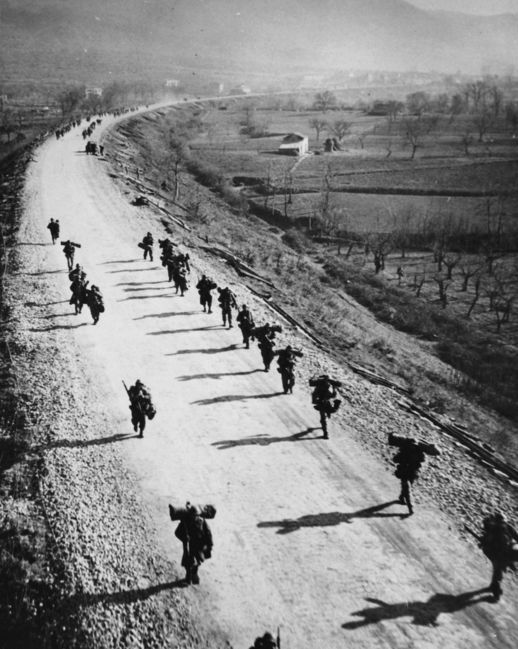 Infantry_towards_Cassino