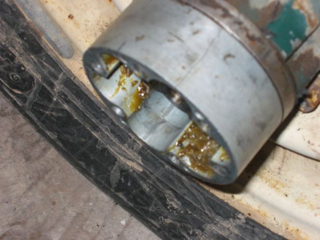 Right hub body crack