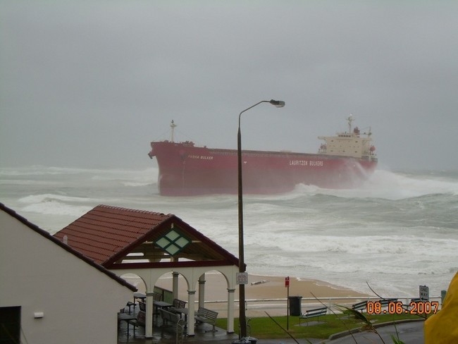 Ship_aground_off_newcastle_3