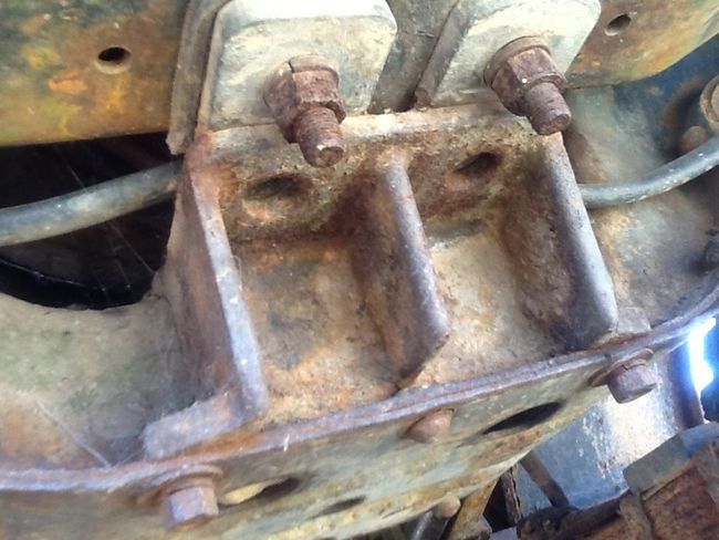 Bracket on radiator mount