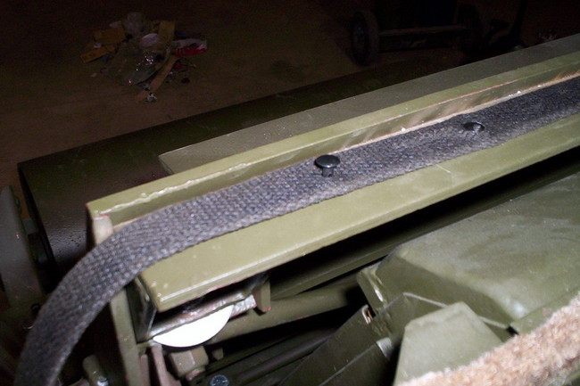 installing_hood_welting02