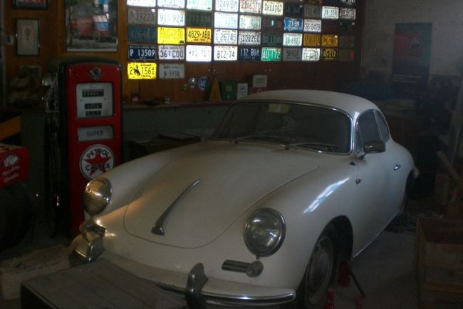 usa_plates_on_garage_wall