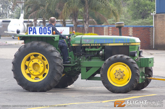 John Deere 2251 Tractor Rand Airport FAGM