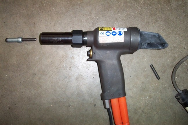 58_Huck_BOM_installing_tool_rivets