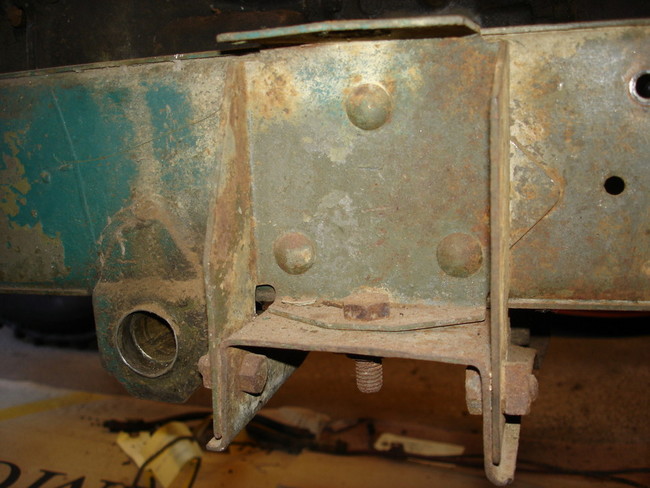 Outside_left_transmission_crossmember_bracket